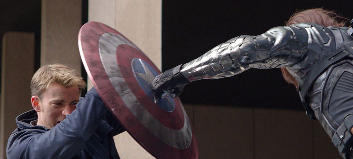 9. Captain America: The Winter Soldier (Завръщането на първия отмъстител, 2014)

Може би най-добрият филм от MCU разчупи еднообразието в жанра. Капитан Америка се опитва да свикне с живота в съвременните САЩ. Случва се така обаче, че разбирането му за свобода се сблъсква с манията за контрол на правителството и той се превръща в беглец. По петите му е и човек, който го познава по-добре от всички. 

С този филм режисьорите - братята Русо, доказаха, че могат да се справят с подобна продукция и неслучайно по-късно замениха Джос Уедън начело на най-големите филми на Marvel.