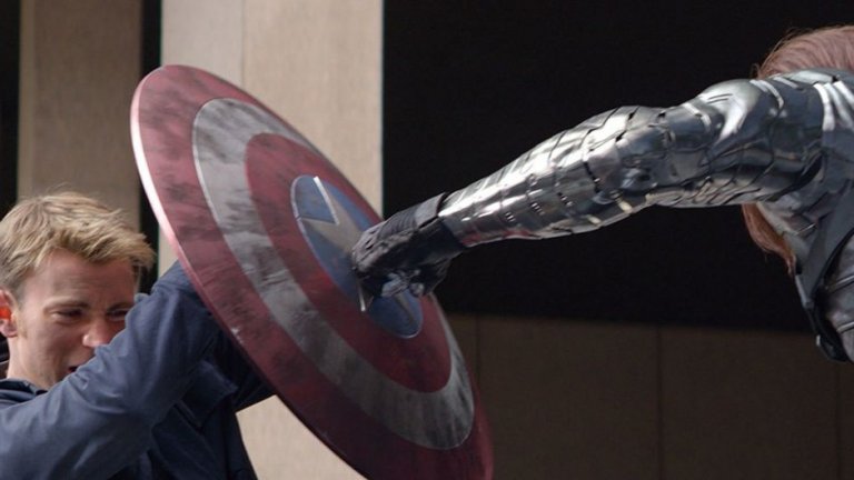 9. Captain America: The Winter Soldier (Завръщането на първия отмъстител, 2014)
Може би най-добрият филм от MCU разчупи еднообразието в жанра. Капитан Америка се опитва да свикне с живота в съвременните САЩ. Случва се така обаче, че разбирането му за свобода се сблъсква с манията за контрол на правителството и той се превръща в беглец. По петите му е и човек, който го познава по-добре от всички. 
С този филм режисьорите - братята Русо, доказаха, че могат да се справят с подобна продукция и неслучайно по-късно замениха Джос Уедън начело на най-големите филми на Marvel.