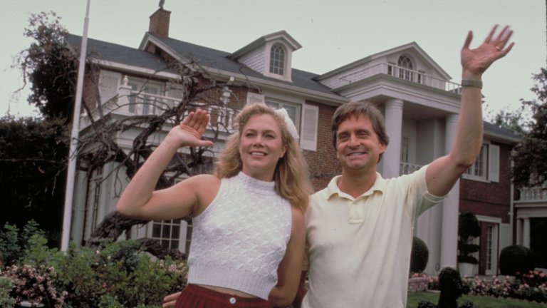 “Войната на семейство Роуз”
Историята на Барбара (Катлийн Търнър) и Оливър (Майкъл Дъглас) започва като всеки сладникав разказ за любовта и връзките. Двамата се срещат, привличат се още от първата секунда, женят се и се преместват в голяма къща, но след това не заживяват щастливо.
Въвеждащата романтика в отношенията на Барбара и Оливър е само прелюдия за опустошителната война, която съпрузите подемат един срещу друг след решението им да се разделят. Битката им е пълна с удари под кръста и коварни номера, а бившите влюбени са готови да вложат цялата си омраза само и само за да спечелят къщата, която са купили заедно.