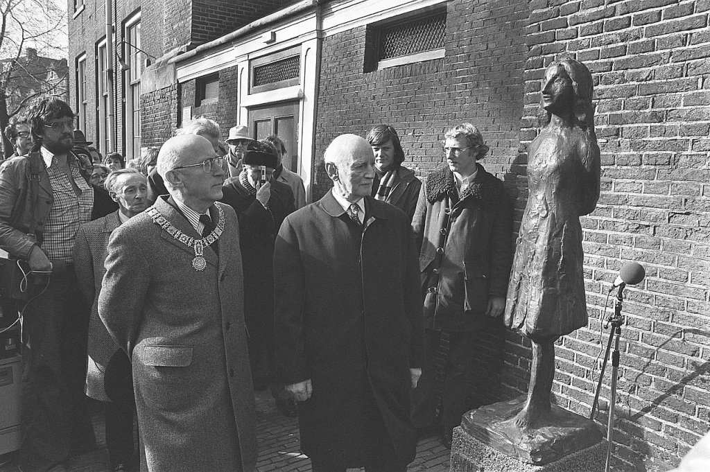 1280px-Samkalden_en_Otto_Frank_(vader_van_Anne)_bij_het_beeldje,_Bestanddeelnr_929-0706