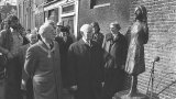 1280px-Samkalden_en_Otto_Frank_(vader_van_Anne)_bij_het_beeldje,_Bestanddeelnr_929-0706