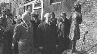 1280px-Samkalden_en_Otto_Frank_(vader_van_Anne)_bij_het_beeldje,_Bestanddeelnr_929-0706