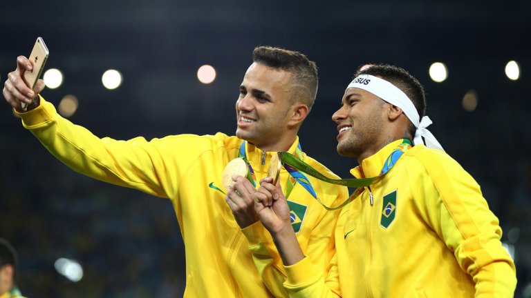 Селфи за спомен с Неймар след спечелването на олимпийското злато на футболния турнири в Рио 