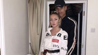 Грийнууд скъса с модела Хариет Робсън през май.