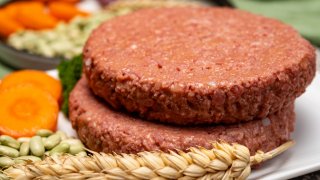 Свръх преработените заместители на месо са пълни със захар и сол