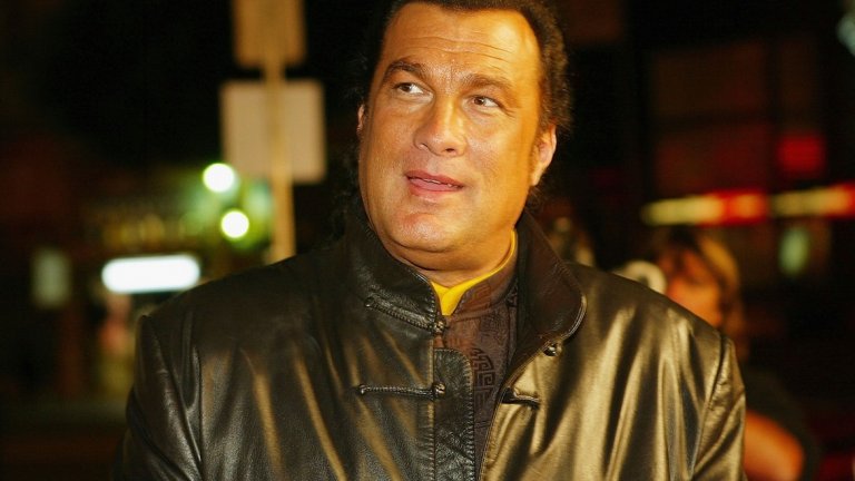 7. Обича да послъгва
Сегал неколкрактно е правил твърдения, които после са били оспорвани от други хора. Заминал е за Япония между '71-а и '74-а, но твърди, че се е обучавал при създателя на бойното изкуство айкидо - Морихей Уешиба. Уешиба умира през 1969 г. като негов ученик казва, че никога не е чувал за Сегал. Според риалити формата, в който участва - "Steven Seagal: Lawman", актьорът е завършил полицейска академия в Лос Анджелис още в края на 80-те и има сертификат за изпълнение на полицейски задължения от организацията, която издава такива (POST). Оттам обаче нямат никаква информация Сегал да се е сдобивал с подобен документ. През годините е твърдял и доста по-странни неща - като това, че е помагал за тренирането на агенти на ЦРУ и им е правил "услуги". Нещо, което бившата му жена отрича.