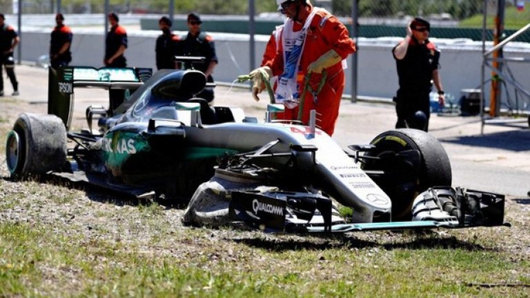 Заради удара в Испания Хамилтън няма победа от вече осем старта във Формула 1