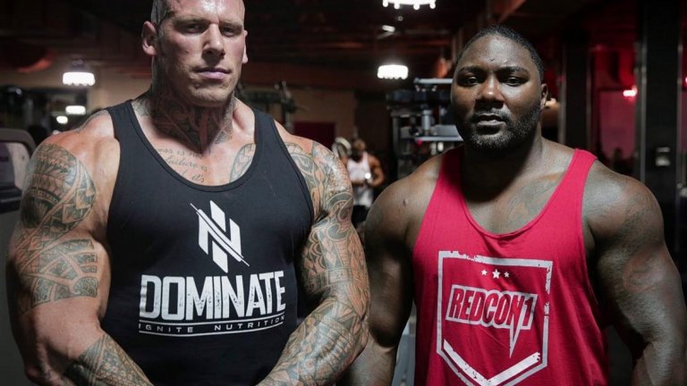 Само погледнете колко по-голям е от напомпания Антъни Джонсън