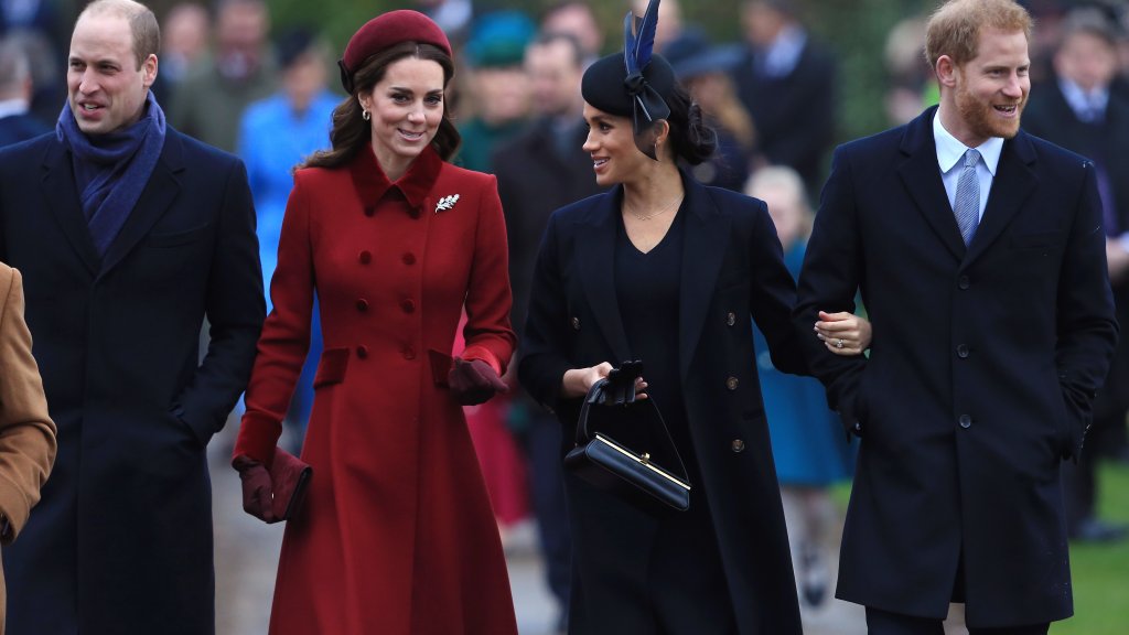 Палто-рокля 
Или рокля-палто, както предпочитате. За жени с фигура като тази на Кейт Мидълтън подобно решение не изглежда лошо, но повдига някои въпроси: Какво носиш под тях? Още една рокля? Нищо? Може би тениска и клин?  Ако смятате, че е практично, или пък не планирате да влизате на място, чиято средна температура е над 15 градуса, може би палтото-рокля не е дотам лошо решение, но ние го намираме по-скоро за непрактично, а хей, кой може да си позволи подобно нещо в днешно време?