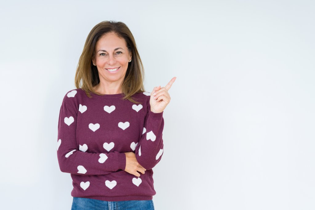 Сърчица, звезди, цветни мотиви...Дали изглежда леко инфантилно в ежедневното ни облекло? Да. Дали подобни мотиви са супер модерни тази есен? Отново да. Не се притеснявайте да добавите към есенното си облекло цвят и настроение с пуловер на сърчица, звездички или друга забавна шарка, която да ви носи усмивка в мрачното време.