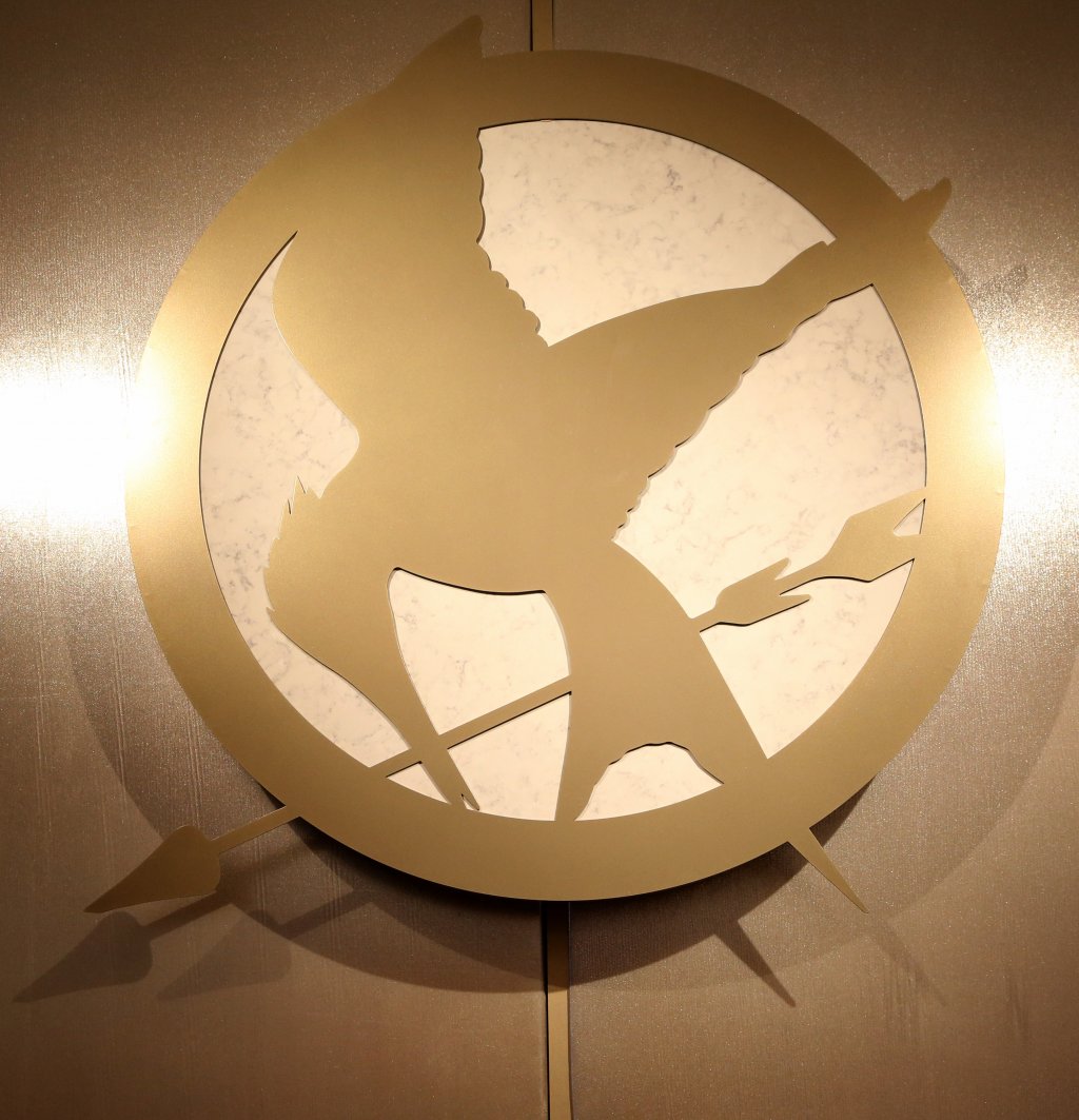 “Балада за пойни птици и змии” от Сюзан Колинс
Феновете на ‘Игрите и глада” също имат повод да се вълнуват - през 2023 г. идва филмът “Балада за пойните птици и змии”, чийто сценарий следва едноименния бестселър на Сюзан Колинс. Лентата дава отправна точка за много от сюжетните линии около борбената Катнис Евърдийн. 
Действието се развива няколко десетилетия преди събитията от трилогията “Игрите на глада”, а в центъра е 18-годишният Кориоланус Сноу, изпаднал в крайна бедност и обхванат от болни амбиции за слава и богатство.