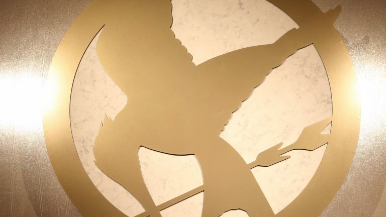 “Балада за пойни птици и змии” от Сюзан Колинс
Феновете на ‘Игрите и глада” също имат повод да се вълнуват - през 2023 г. идва филмът “Балада за пойните птици и змии”, чийто сценарий следва едноименния бестселър на Сюзан Колинс. Лентата дава отправна точка за много от сюжетните линии около борбената Катнис Евърдийн. 
Действието се развива няколко десетилетия преди събитията от трилогията “Игрите на глада”, а в центъра е 18-годишният Кориоланус Сноу, изпаднал в крайна бедност и обхванат от болни амбиции за слава и богатство.