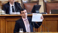 Финансовият министър показва на парламента графика колко се е снижил финансовият риск за България по време на правителството на ГЕРБ