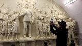 Откриха възстановка на скулптура, която е била на същата станция преди десетилетия