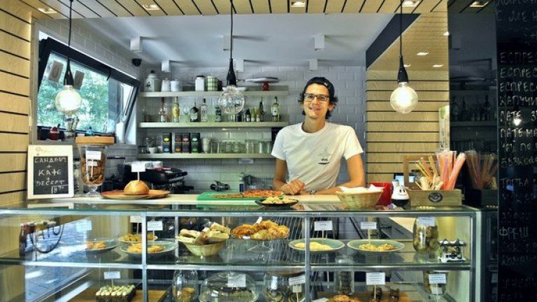 Стефан Йорданов е на 27 години и готви от малък. А в неговата пекарна изобщо не е трудно да се почувстваш като у дома си.