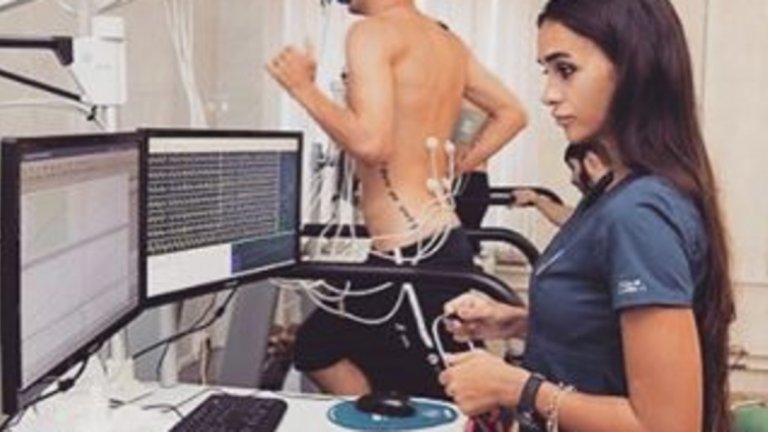 „От медицинска гледна точка, сексът е полезен само за жените, защото стимулира производството на женските хормони. Има изследвания, според които жени, занимаващи се с бойни изкуства, постигат по-добри резултати, ако излязат на ринга от пет до десет минути, след като са правили секс.  При мъжете е точно обратното. Те трябва да се въздържат от секс 2-3 дни преди мач, например, за да пазят нивата си на тестостерон високи“