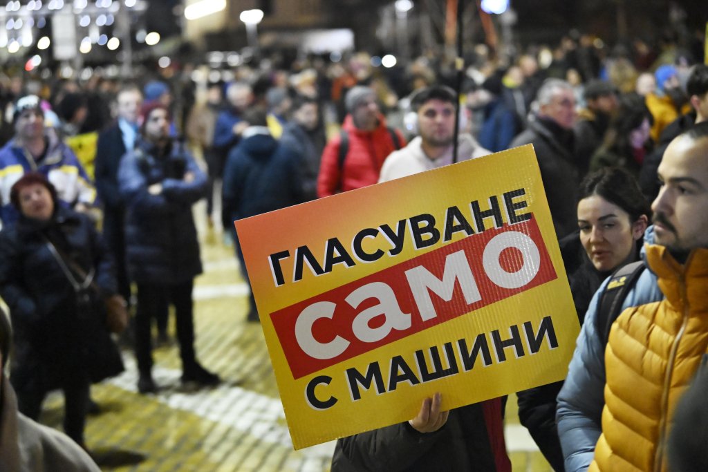 Протест в София настоява за 100% машинно гласуване (СНИМКИ)