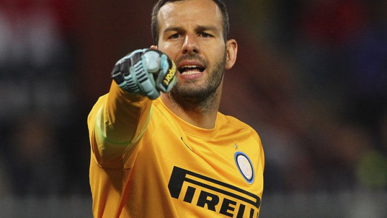 Самир Ханданович (Интер)
Ханданович направи 111 спасявания и запази 15 сухи мрежи в 36 мача за Интер през сезон 2015/16. Но въпреки че е смятан за един от най-добрите вратари по италианските терени, неговото име рядко се поява в контекста на най-добрите в света. Той се прояви още в Удинезе, а има сериозна визитка и с националния тим на Словения. Интер претърпя редица кадрови промени през последните години, но Ханданович оставаше непоколебимо на мястото си, което говори за неговите способности. Ако не беше той и Мауро Икарди, "нерадзурите" вероятно щяха да са в доста незавидно положение.