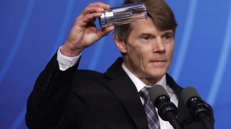 Марвин Адамс, зам. шеф на Агенцията за ядрена безопасност на САЩ показва капсулата с изотопи на водорода.