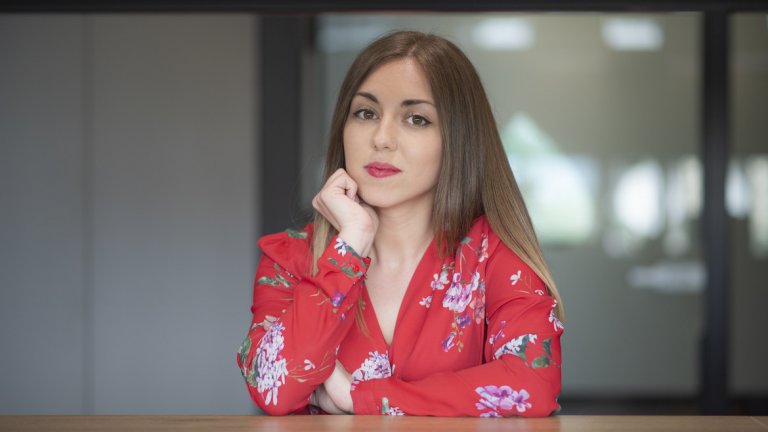 "Хората тук са малко по-затворени. Трябва им време да се отпуснат, но след това отварят широко вратите дори на собствения ти дом и постоянно те канят на гости. Но трябва да счупиш първия лед.
София е много красива. България е като Галисия – много зелена, затова и много ми харесва тук. Това е и една от причините да остана. Но и защото тук имам повече стойност."