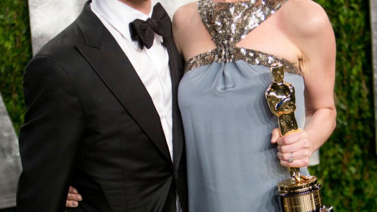 Когато Адам Шулман среща Ан Хатауей, той е истински неин почитател. Запознават се случайно през познати.