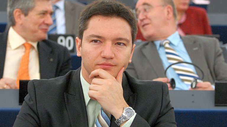 Министърът на външните работи Кристиан Вигенин настоява соцдепутата Страхил Ангелов да бъде наказан заради визитата си в Сирия