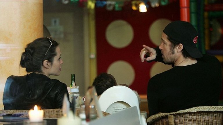 През 2006-а година двамата потвърждават, че Джоли е бременна с първото им биологично дете.