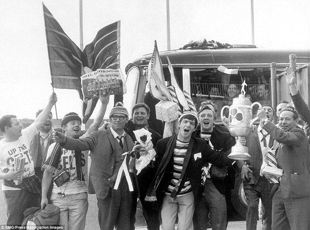 Фенове на Селтик се връщат в Глазгоу след финала в Лисабон през 1967 г., когато "детелините" надиграха Интер с 2:1 и станаха първият британски отбор, печелил КЕШ. 