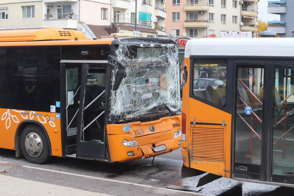 Две деца пострадаха при катастрофа на автобуси в София