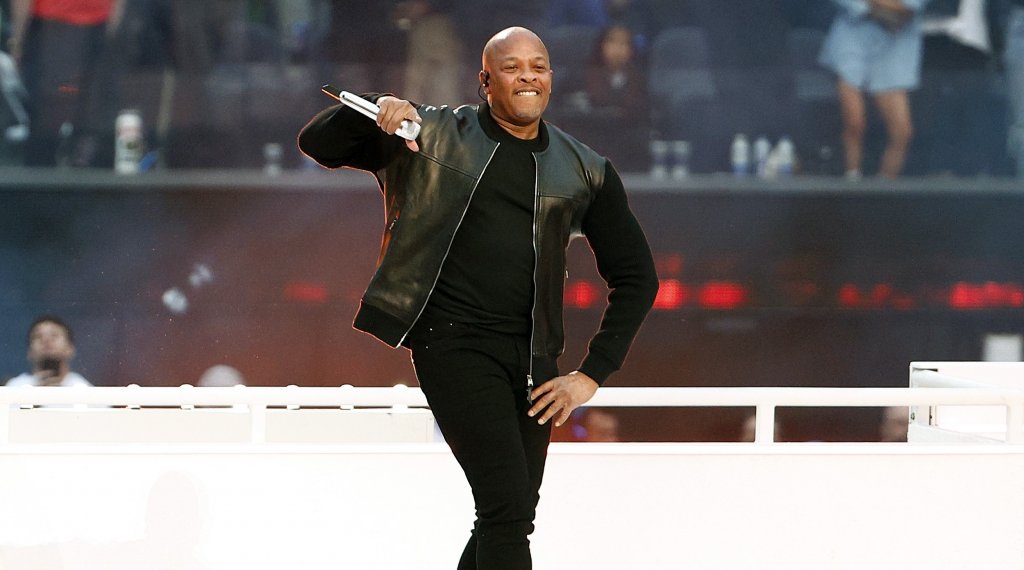 Dr. Dre: 500-550 милиона
Той не само е един от великите изпълнители в историята на хип-хоп музиката, макар и да има само два собствени соло албума. Благодарение на неговия продуцентски нюх се раждат звездите на Snoop Dogg, Eminem и 50 Cent, така че влиянието му меко казано е огромно. 
Основният му бизнес е свързан със звукозаписната компания Aftermath Entertainment, но със сигурност най-доходоносната му инвестиция е тази в производителя на аудио оборудване Beats Electronics и в платформата за стрийминг на музика Beats Music. 
Двете бяха продадени на Apple за 3 милиарда долара в една от най-скъпите сделки в историята на музиката.