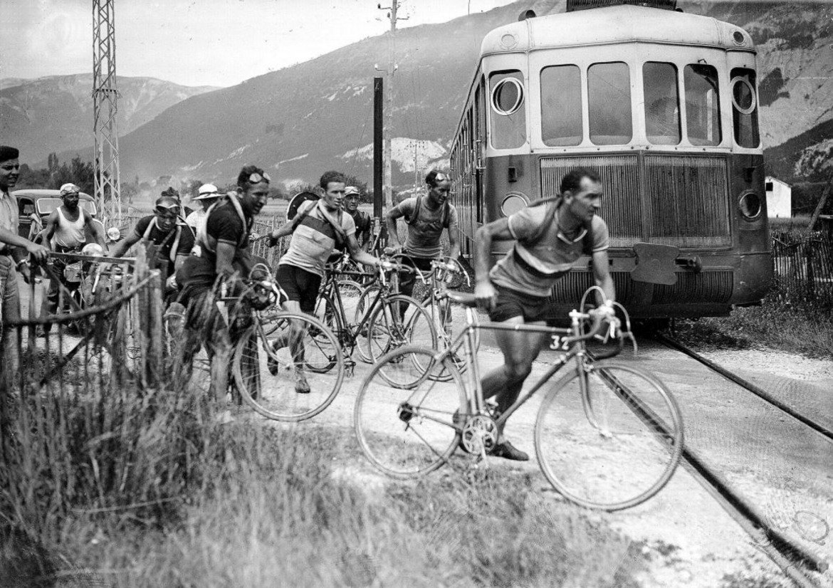 През 1937 г. Роже Лапеби успява да се откъсне от групата, след като преминава пред влака, докато другите трябва да го изчакат.