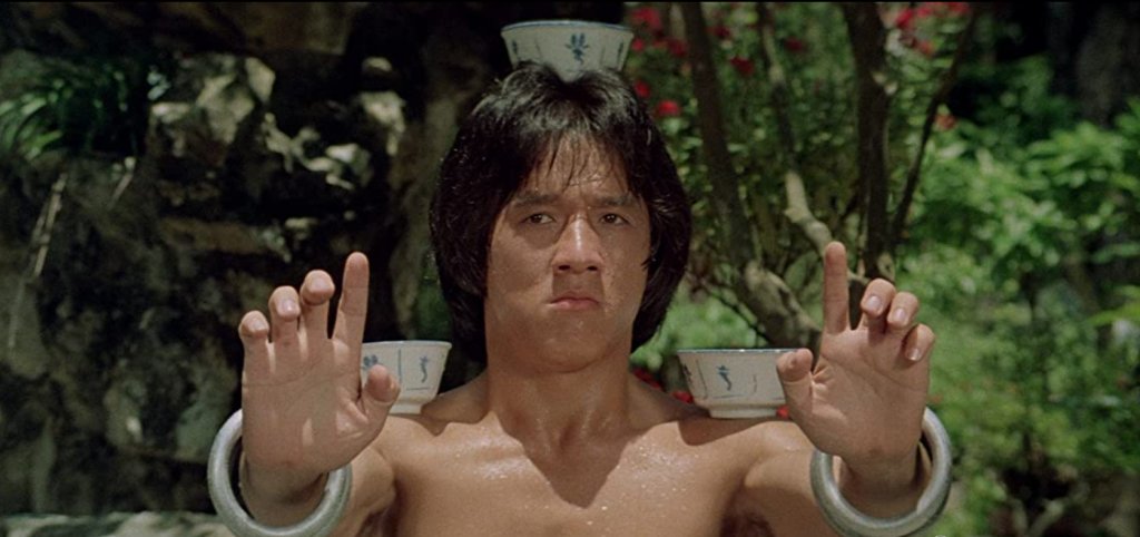 Drunken Master / "Пияният майстор"
Не, не, това не е история за младеж, придобил свръхестествени бойни умения след три водки в Студентски град. Става въпрос за филмът, разкрил пред света таланта на Джеки Чан, който доказа, че не само може да пребие всеки, но го прави и по забавен начин. Пияният майстор включва някои от най-смешните бойни сцени в киното и провокира цяла поредица от опити да бъде копиран. Никой обаче не достига до нивото на Чан.