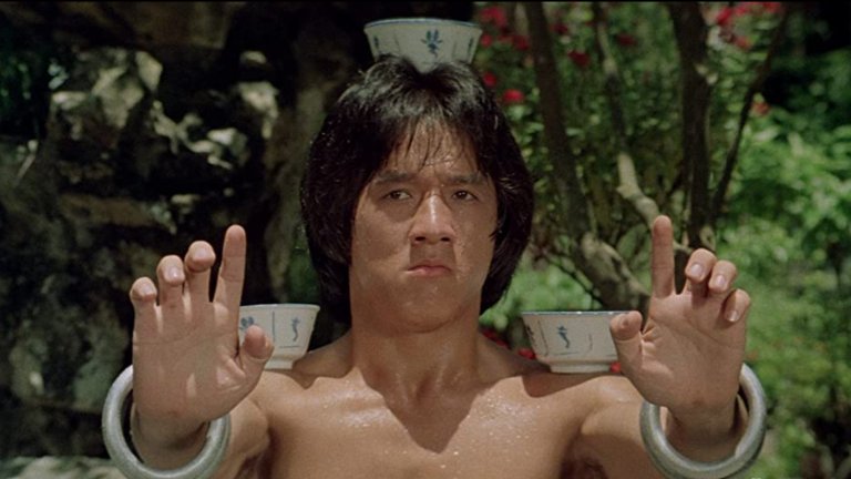 Drunken Master / "Пияният майстор"
Не, не, това не е история за младеж, придобил свръхестествени бойни умения след три водки в Студентски град. Става въпрос за филмът, разкрил пред света таланта на Джеки Чан, който доказа, че не само може да пребие всеки, но го прави и по забавен начин. Пияният майстор включва някои от най-смешните бойни сцени в киното и провокира цяла поредица от опити да бъде копиран. Никой обаче не достига до нивото на Чан.