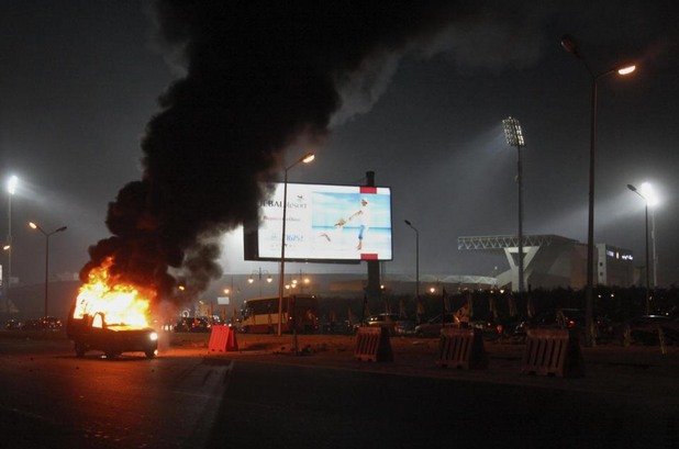 Кола гори на метри от стадиона, станал арена на трета огромна трагедия около футбола в Египет, само за 3 години.