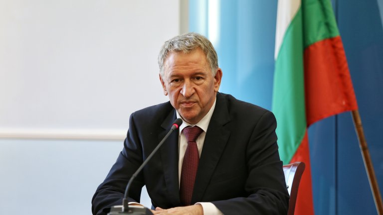 Страната ни излиза от тъмночервената зона на заболели от COVID-19, обяви Стойчо Кацаров.