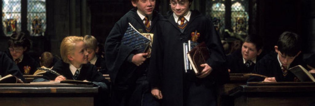 „Хари Потър и Философският камък" (2001)
В първия филм за Хари Потър Хагрид го взима на рождения му ден - 31 юли, и го праща към Хогуортс на следващия ден, при положение че учебната година там започва през септември, а учениците пристигат непосредствено преди началото. Ето защо, отбелязват потребители, е важно да се чете внимателно книжния оригинал.
