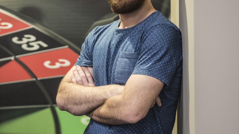 Роден е в Бари, където завършва икономика, но още докато учи, се запалва по покера. Първоначално играе с приятели вече изчезващия вид с пет карти, а през 2006 г. се ориентира към Texas Hold 'em – точно когато е и бумът в Щатите.