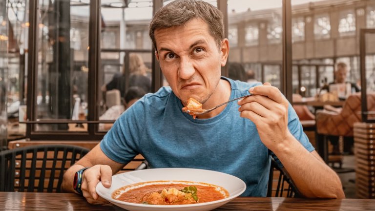 Ястията пристигат, удавени в сос, менюто е километрично