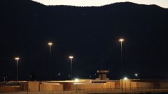 The ADX Florence Supermax Prison 

Затворът Флорънс е "дом" на най-опасните американски престъпници. Намира се в Колорадо и се обитава от 439 лишени от свобода. Може да се похвали с най-строгите мерки за сигурност в САЩ. Много затворници се самоубиват поради пълната изолация, включително от други затворници. Затворът съществува от 1994 г.