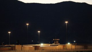 The ADX Florence Supermax Prison 
Затворът Флорънс е "дом" на най-опасните американски престъпници. Намира се в Колорадо и се обитава от 439 лишени от свобода. Може да се похвали с най-строгите мерки за сигурност в САЩ. Много затворници се самоубиват поради пълната изолация, включително от други затворници. Затворът съществува от 1994 г.