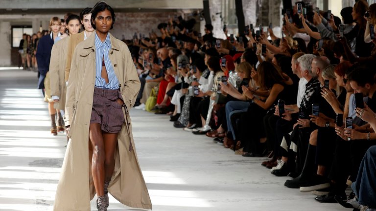 Офис панталонки
Типичните за лятото шорти претърпяха сериозна трансформация в дизайнерските колекции и през настоящата пролет влизат в офис облеклото в изключително изискан вид. 
Наподобяват официалните панталони, но са с по-къса дължина, което ги прави много удобни за носене на работа и в по-топло време.