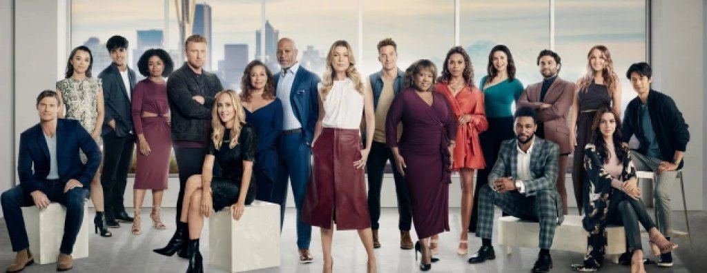 9. “Анатомията на Грей” 
Обичаме да го хейтим заради безкрайните му сезони и мелодрами, но истината е, че Шонда Раймс създаде институция. С над 400 епизода зад гърба си, „Анатомията“ доказа, че може да оцелее след напускането на всяка голяма звезда и да превърне всяка катастрофа с ферибот в телевизионно събитие.