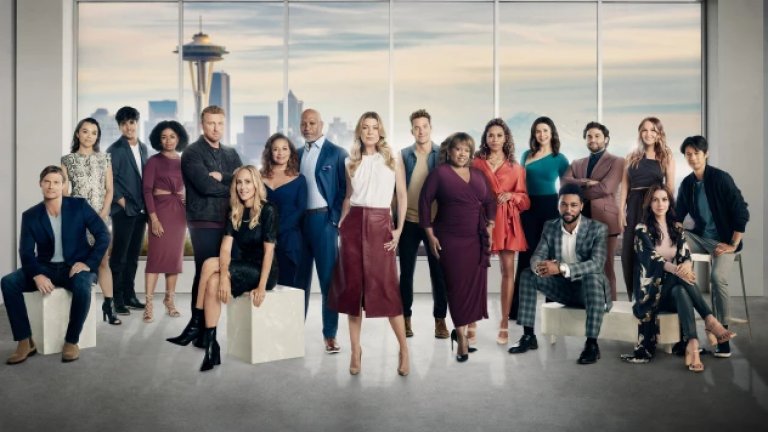 9. “Анатомията на Грей” 
Обичаме да го хейтим заради безкрайните му сезони и мелодрами, но истината е, че Шонда Раймс създаде институция. С над 400 епизода зад гърба си, „Анатомията“ доказа, че може да оцелее след напускането на всяка голяма звезда и да превърне всяка катастрофа с ферибот в телевизионно събитие.