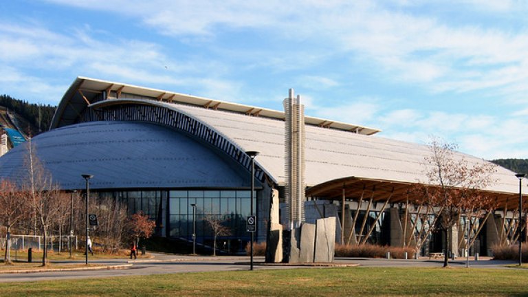 Залата за хокей в Лилехамер остава в историята с победната шайба на Петер Форсберг, донесла златото на шведите срещу Канада през 1998 г. Но след това... Последната голяма проява тук бе през 1999-а. "Построихме 15-хилядна зала за хокей в град, който не играе хокей", признаха наскоро норвежките организатори на игрите.