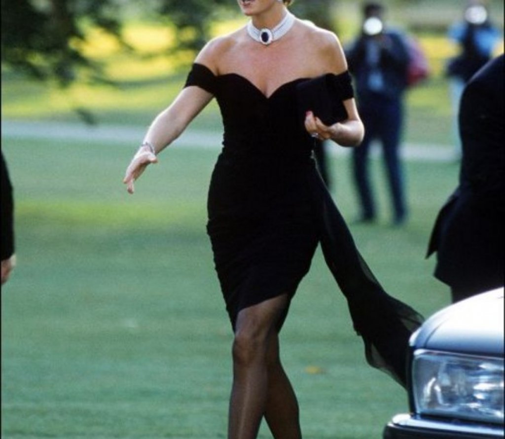 На 29-ти юни 1994-та принц Чарлз призна в национален ефир, че е изневерявал на Даяна по време на техния брак. Същият ден принцесата се появи по време на публично събитие в Лондон облечена с тази открита рокля и с колие от Christina Stambolian. По-късно тя призна, че е смятала роклята за неприлична до последния момент, но след признанието на Чарлз, е решила да я облече. Затова и роклята беше наречена от медиите "Роклята на отмъщението"