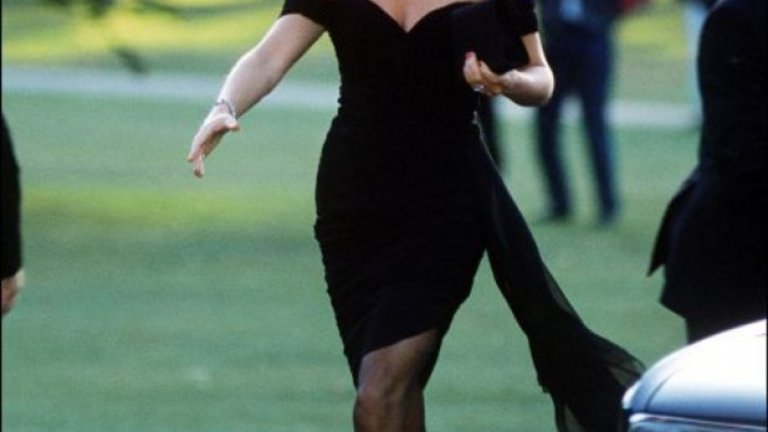На 29-ти юни 1994-та принц Чарлз призна в национален ефир, че е изневерявал на Даяна по време на техния брак. Същият ден принцесата се появи по време на публично събитие в Лондон облечена с тази открита рокля и с колие от Christina Stambolian. По-късно тя призна, че е смятала роклята за неприлична до последния момент, но след признанието на Чарлз, е решила да я облече. Затова и роклята беше наречена от медиите "Роклята на отмъщението"