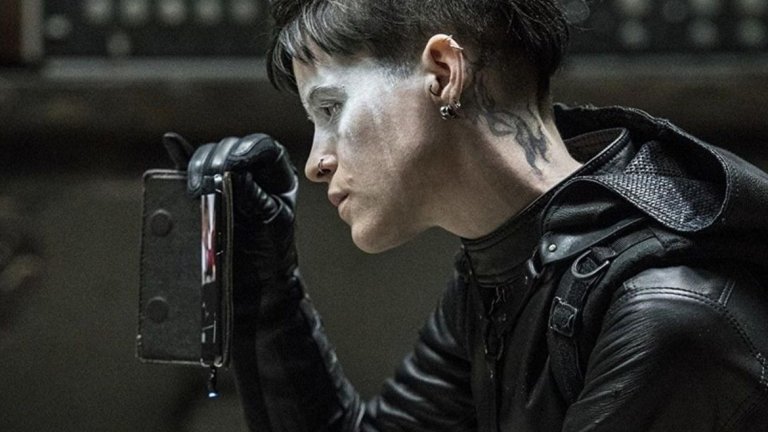 The Girl in the Spiders`s Web / Момичето в паяжината 
"Кралицата" Клеър Фой е неузнаваема в ролята на Лисбет Саландер във филма по романа на Давид Лагеркранц, продължение на трилогията "Милениум" на покойния Стиг Ларшон. Книгaта на Лагеркранц под заглавието "Онова, което не ме убива" излезе през 2015 г.