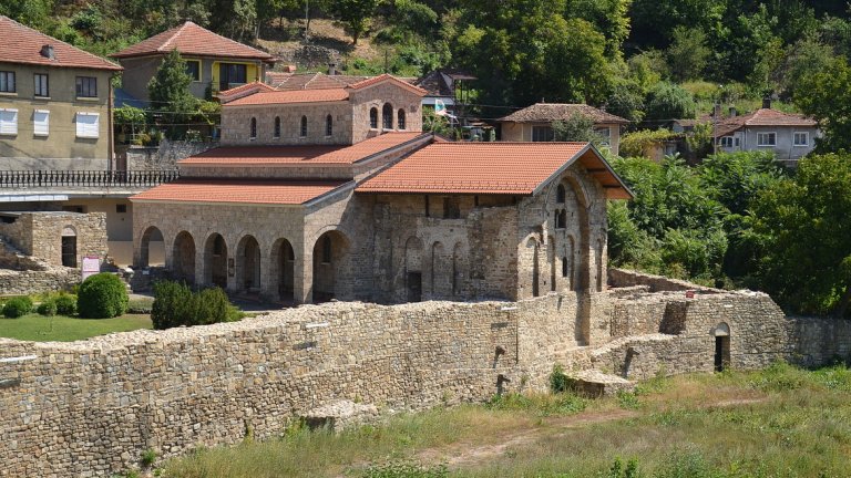 Велико Търново  
Има ли по-добро място да отбележим Националния празник? Може да започнем от мястото, на което е обявена Независимостта на България (на 22 септември 1908 г.) - църквата "Св. 40 мъченици". Храмът е първото място, на което ще останете без думи, но разположението на града върху хълмове открива и уникални гледки. 
Едно от най-атрактивните преживявания в старопрестолния град обаче е спектакълът "Звук и светлина" в крепостта Царевец. На 3 март той ще бъде безплатен за посетителите. Спектакълът е преживяване, което нито видео, нито снимка или разказ могат да пресъздадат. Енергията на хълма, съчетана с ефекта от светлини и звуци под открито небе, е нещо, заради което определено си струва да отидете до Велико Търново.