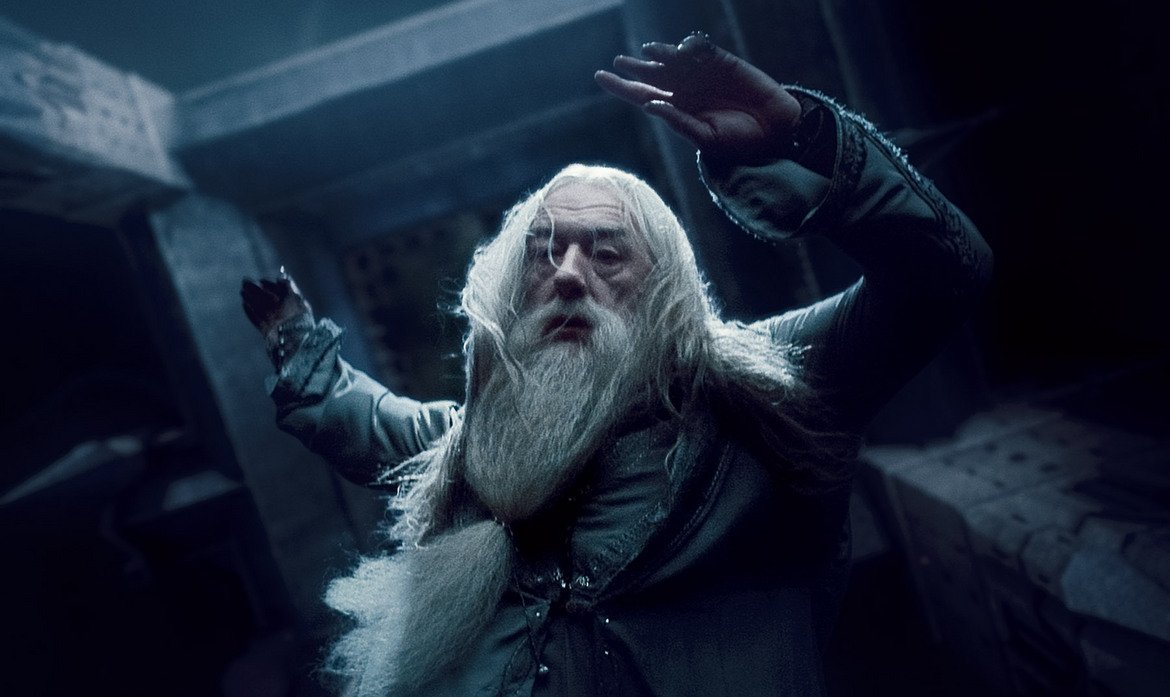Снейп убива Дъмбълдор в шестия филм за Хари Потър. 