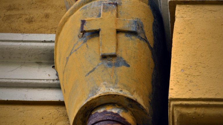 Метални кръстове, поставени върху улуците, говорят за връзката с църквата, която постройката някога е имала